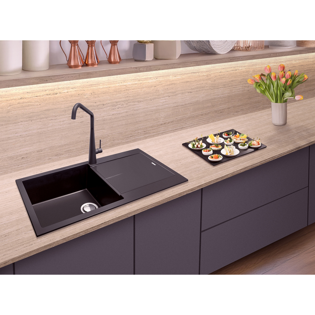 Cucina moderna con lavello nero e piatti gourmet