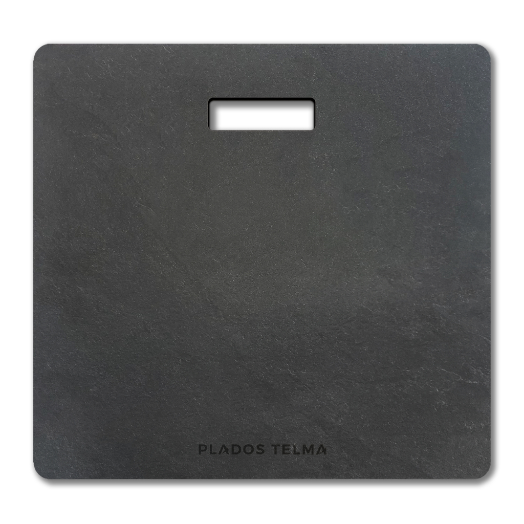 Tagliere quadrato grigio scuro con la scritta "PLADOS TELMA" nella parte inferiore e un ritaglio rettangolare per la maniglia nella parte superiore. Ideale per l'utilizzo con i sistemi cucina COPHPLX2 - COPRIVASCA IN HPL.