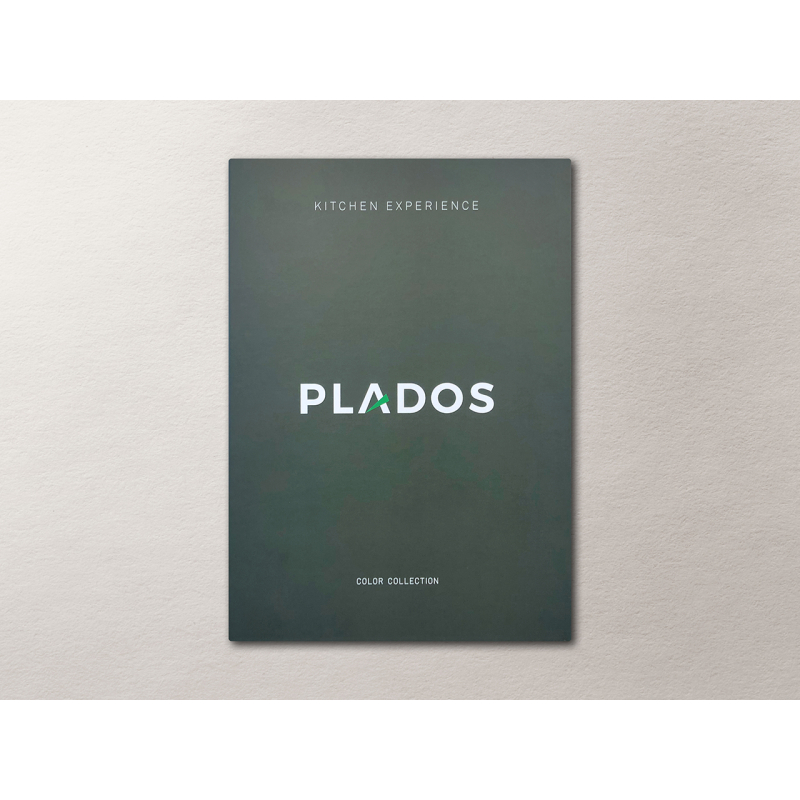 Una copertina grigia con il titolo "PLADOS" in testo bianco e un piccolo triangolo verde all'interno della "A". Le parole "KITCHEN EXPERIENCE" e "COLOUR COLLECTION" sono stampate sopra e sotto il titolo.
