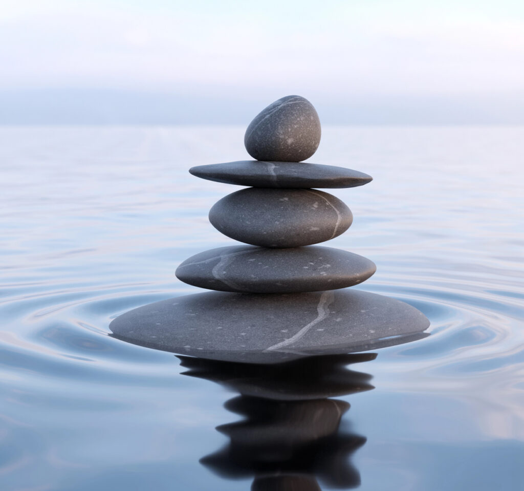 Pietre impilate su acqua calma