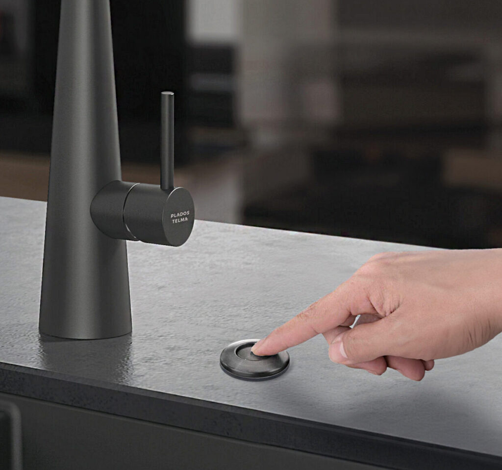 Rubinetto nero con mano su pulsante cucina