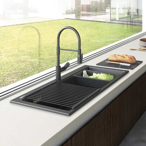 Cucina moderna con lavello e pane sulla panca