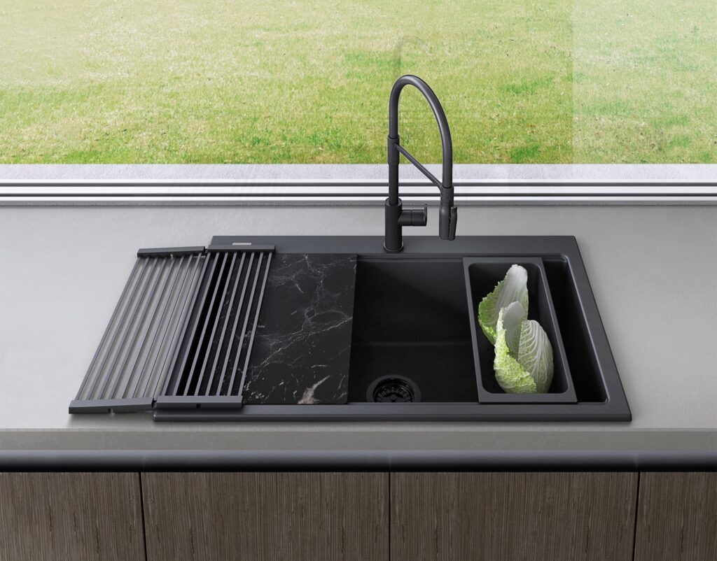 Lavello moderno nero con verdure su piano cucina.