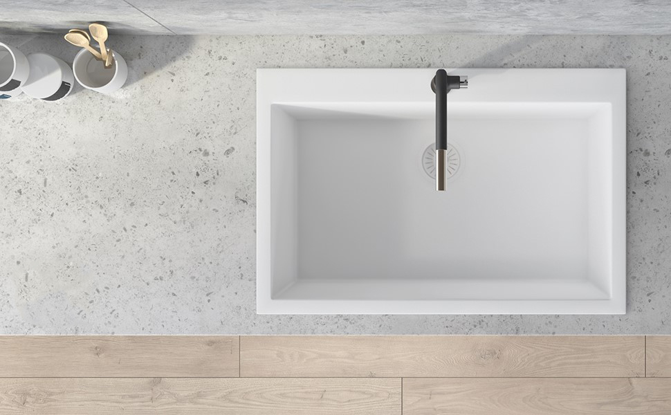 Lavabo da cucina moderno su piano in pietra.