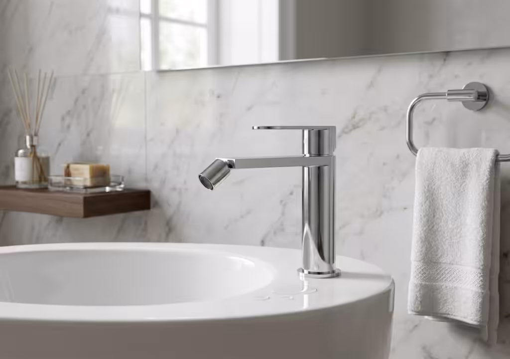 Rubinetto moderno in bagno elegante