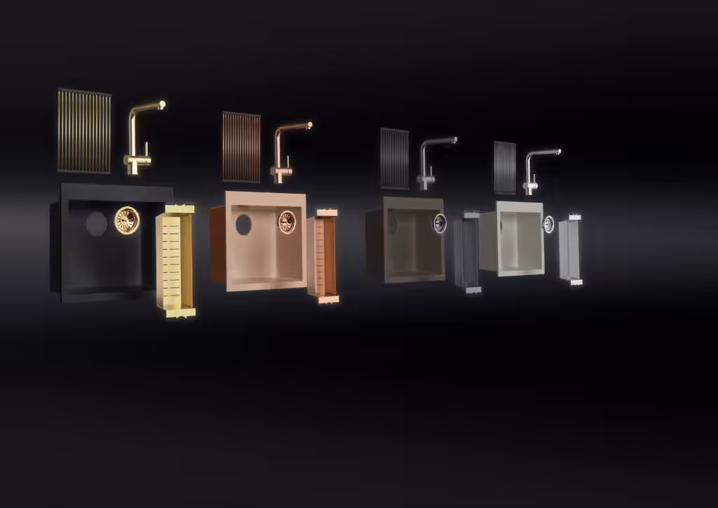 Quattro set composti da lavello e rubinetto da cucina in diversi colori (nero, bronzo, marrone, grigio) sono esposti su uno sfondo scuro, con accessori coordinati accanto a ciascun lavello.